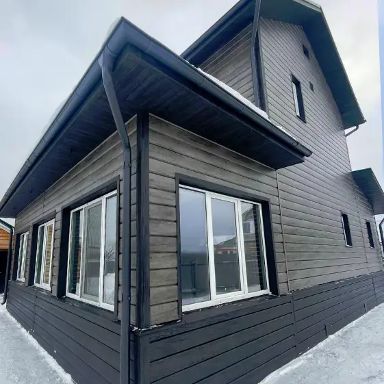 Сайдинг Евро-Брус Винтаж на фасаде, Черное Дерево 3D на цоколе дома