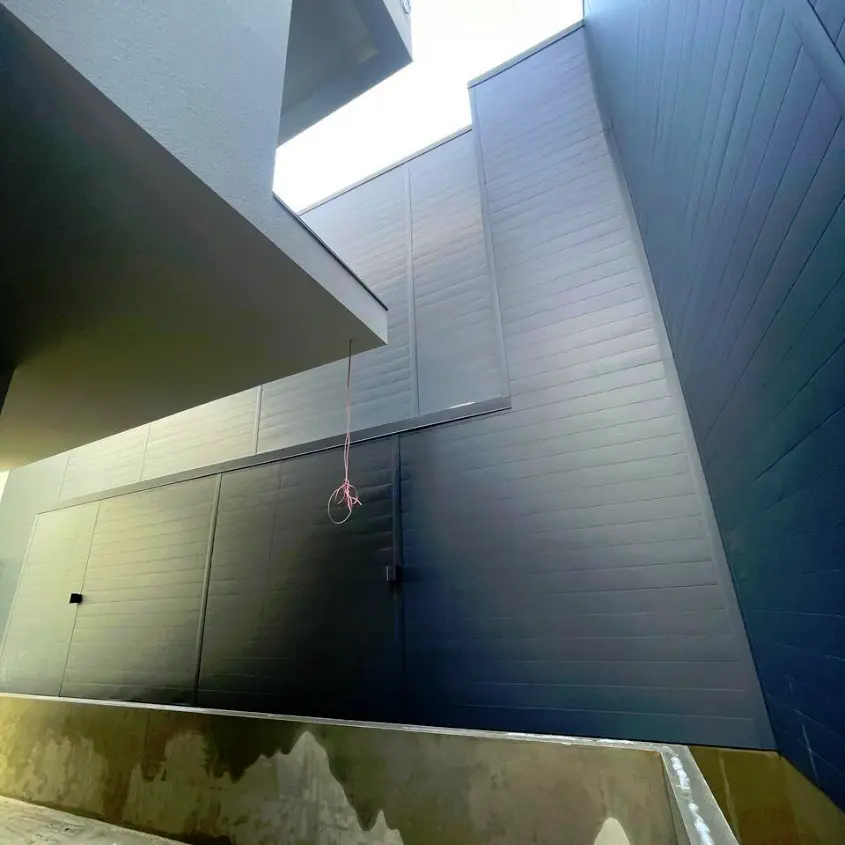 Фото 1 Линеарная Панель RAL7024 Серый Графит RoofTop Бархат на опорной стене