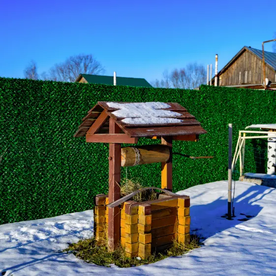 Вечнозеленый забор Grass Fence рулон 2м на участке