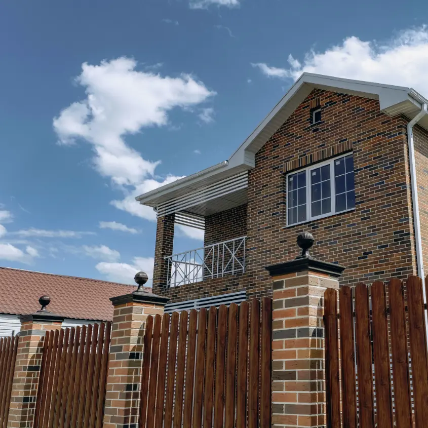 Фото 3 колпак Monblan шар с подфонарником коричневый на столбах забора из штакетника