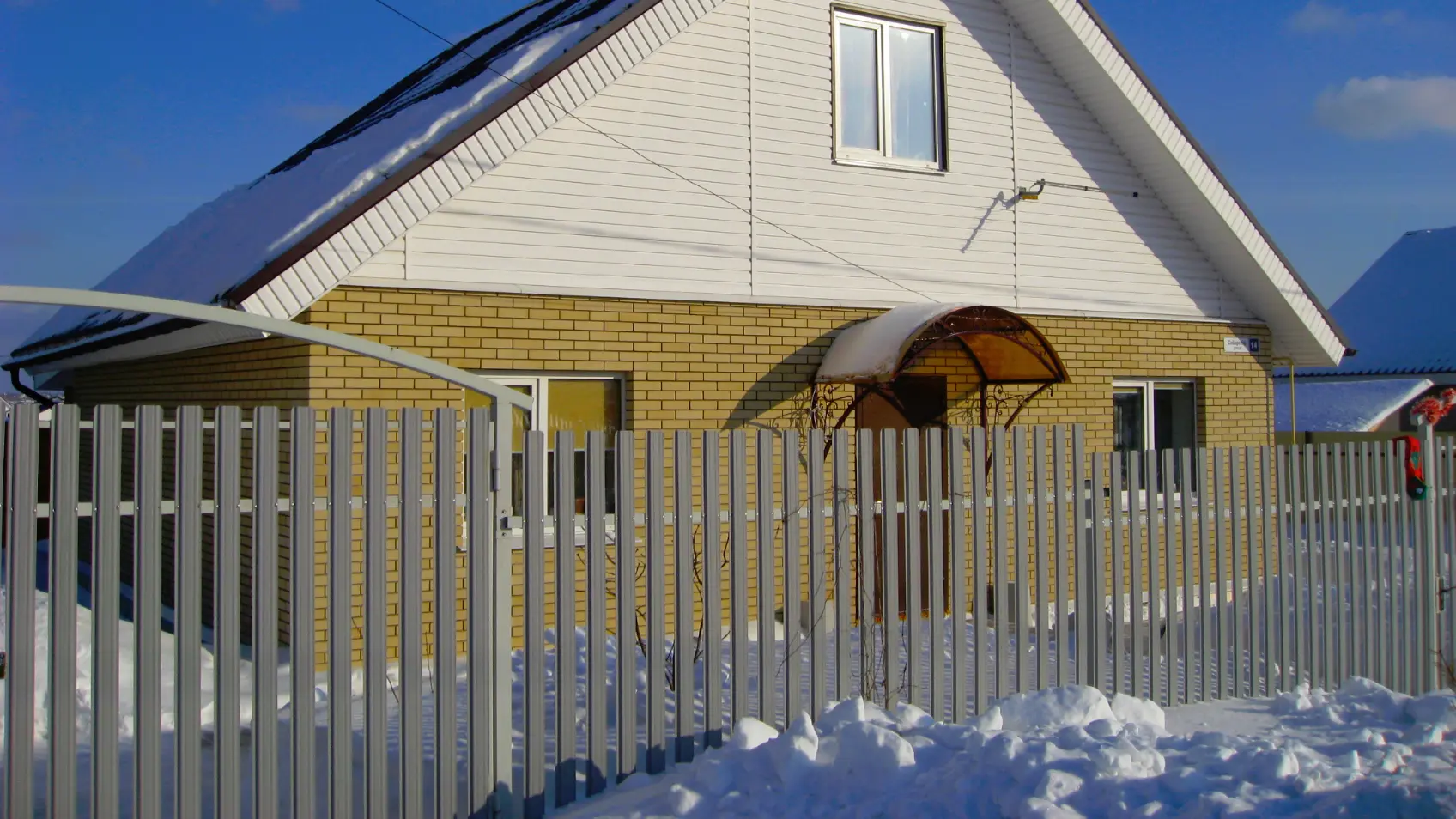 Фото 7 штакетник Узкий RAL7004 Серый на заборе для коттеджного поселка