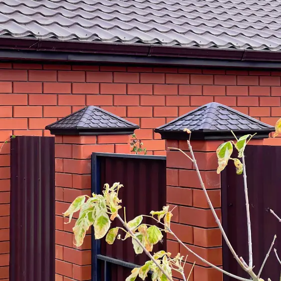 Колпак Elbrus Коричневый на столбах кирпичного забора