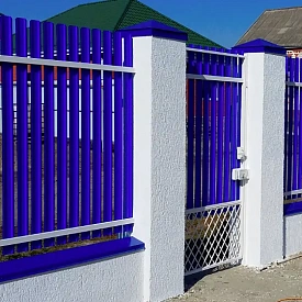 Штакетник Узкий RAL5002 Синий Ультрамарин двусторонний на заборе